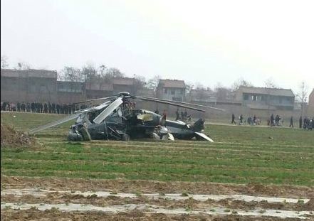 陕西渭南一架直升飞机坠落农田(图)