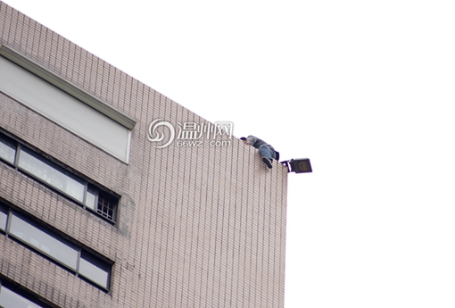 温州市区人民路开太大厦楼顶一男子欲跳楼