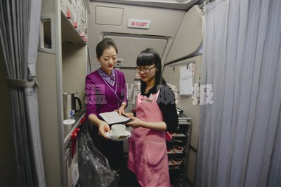 甜心空姐:万米高空的彩妆世界