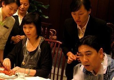 水均益小13岁妻子曝光 两年前生下龙凤胎