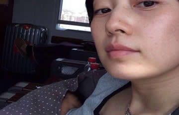 马伊琍火车上素颜哺乳 二女儿侧颜首曝光