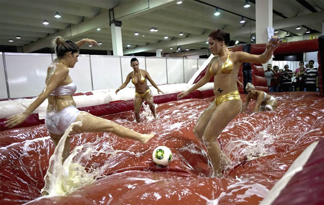 巴西世界杯开幕在即 女模特啤酒中踢比赛