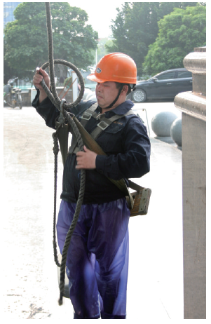 命悬一绳的城市蜘蛛人