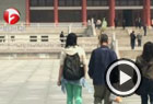 游客扛着吊瓶逛博物院