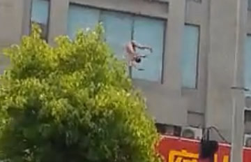 滨海园区一裸男坠楼身亡 坠楼前试图往上攀爬