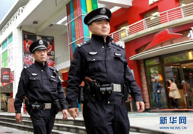 上海巡逻民警施行佩枪巡逻 严格机制规范民警用枪