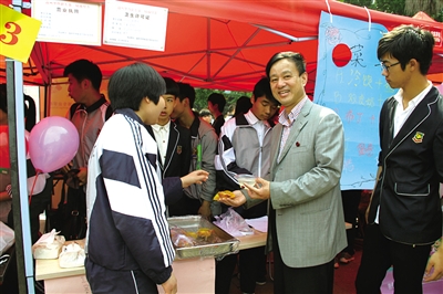 邱永飞:看他人步 走自己路