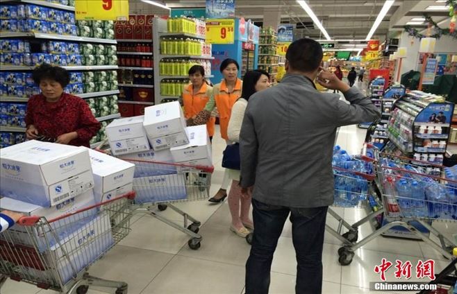 长江水质异常 江苏靖江民众超市抢购饮用水