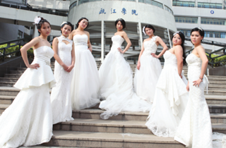 温大瓯江学院7名女生拍另类毕业照 引网友热议