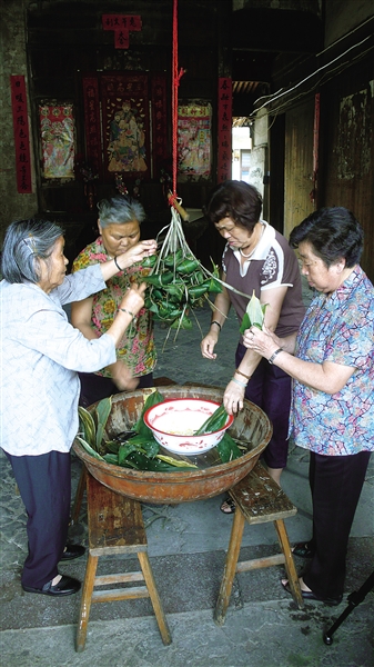 端午节家家户户忙着包粽子.