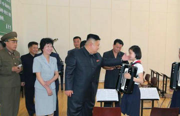 金正恩视察要求为儿童建宫殿 摸女生脸蛋