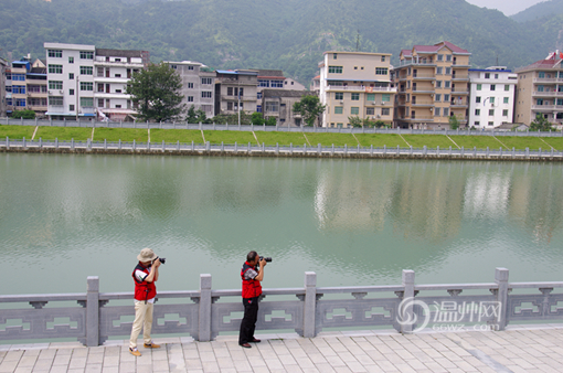 温州网草根记者团成员在永嘉桥头菇溪河采访