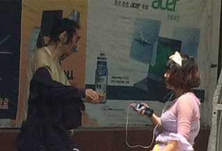年轻女子帮流浪汉扎头发理衣服 围观者报警