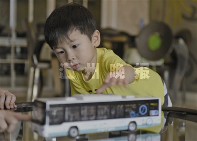 两岁半男孩爱扮公交司机 公交董事长上门送模
