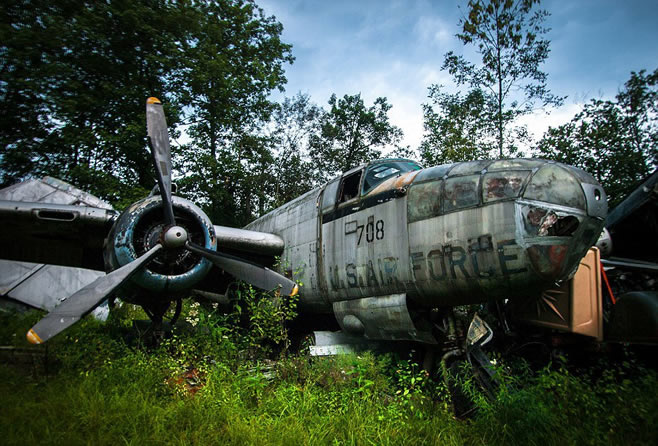 美国男子自家后院藏30架战机 成“飞机墓地”