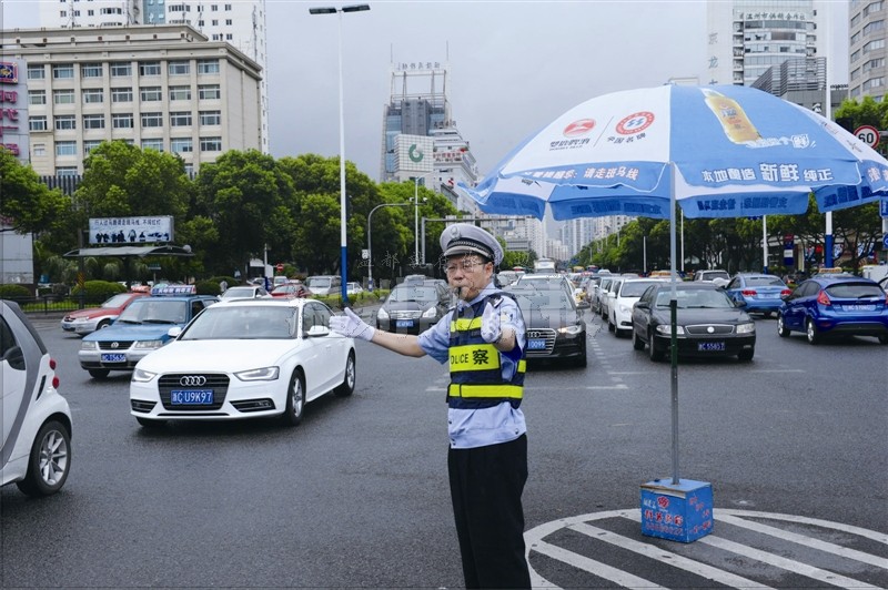 市交警支队支队长曾绪贤带头上路指挥交通