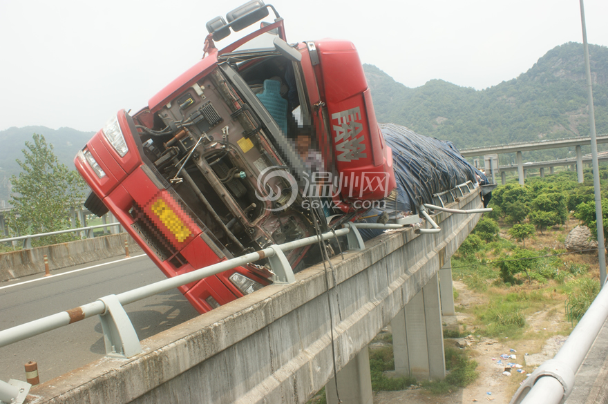 诸永高速半挂车撞护栏车内一人掉落高架桥死亡