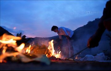 鲁甸龙头山镇受灾群众烧纸钱祭奠逝者