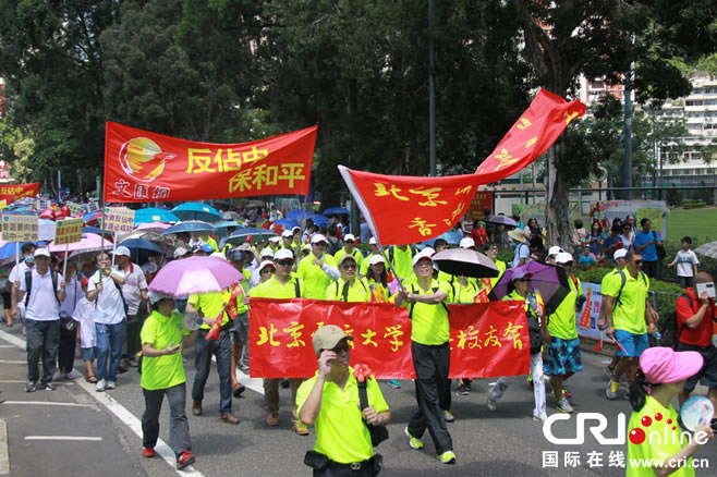 香港数万人参加“保普选反占中”游行