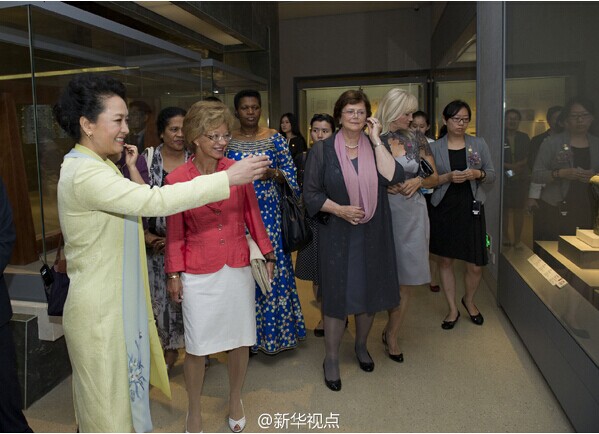 彭丽媛邀请出席青奥会开幕式的部分外方领导人夫人参观南京博物院