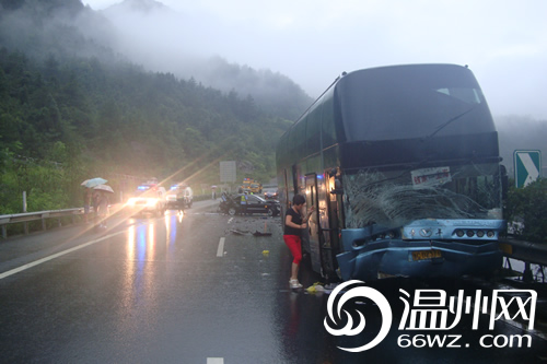 大客车雨天诸永高速超速行驶 监控记录下追尾瞬间