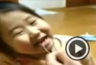 “暴力”老爸给女儿拔牙