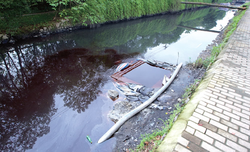 龙湾"红河"气味刺鼻 地下污染水渗入雨水管道