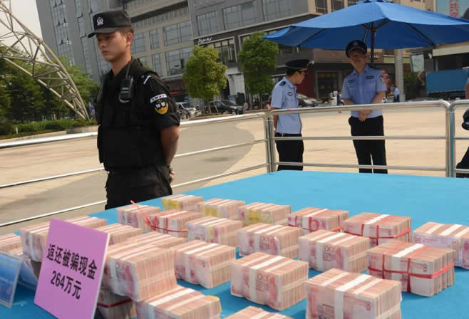 广东肇庆警方当街返还市民被骗260万现金