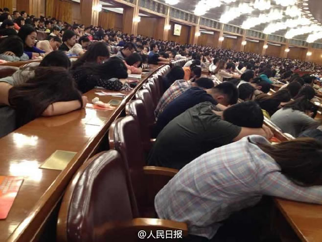 组图：92岁院士人民大会堂站着演讲 学生睡觉