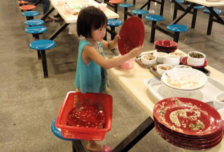 6岁女童高校食堂收剩饭盘子 大学生惭愧