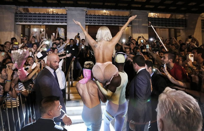 Lady Gaga现身雅典机场 造型豪放遭群众围观