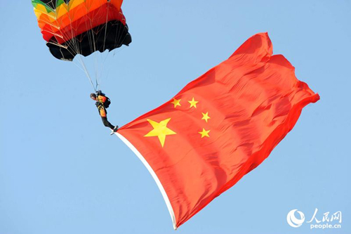 跳伞锦标赛选手在空中展示中国国旗