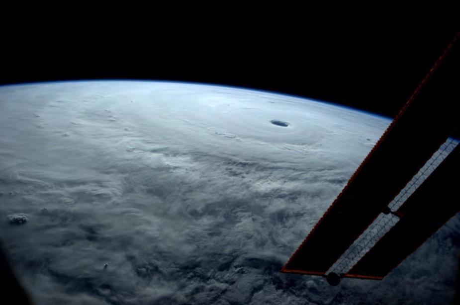 超强台风“黄蜂”来袭 宇航员拍摄壮观景象