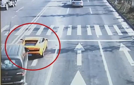 面包车追尾兰博基尼补漆得花40万 幸好保险买