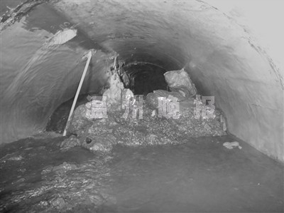 220米排污主管 缘何被钻孔注入大量水泥浆