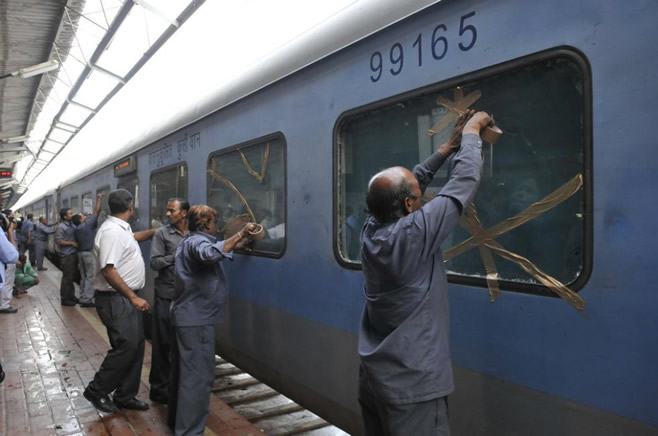 印度列车遭暴徒袭击 工人用胶带粘玻璃
