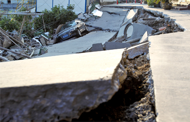 ��˯������ �ƿ���һ����·�ϳ��־޿ӣ�