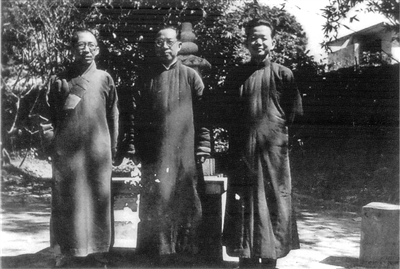 1954年,竺摩法师(左)与钱穆(中,王道(右)在澳门合影.