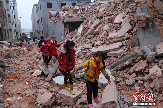 郑州一城中村拆迁堵路 小学生爬废墟上学