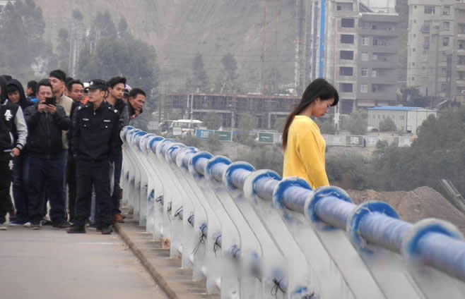 广西一女子跳桥失踪 警方救援不力引争议