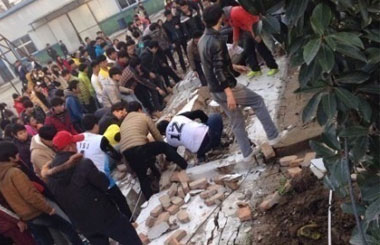 淮北一中学围墙倒塌 致5名女学生身亡