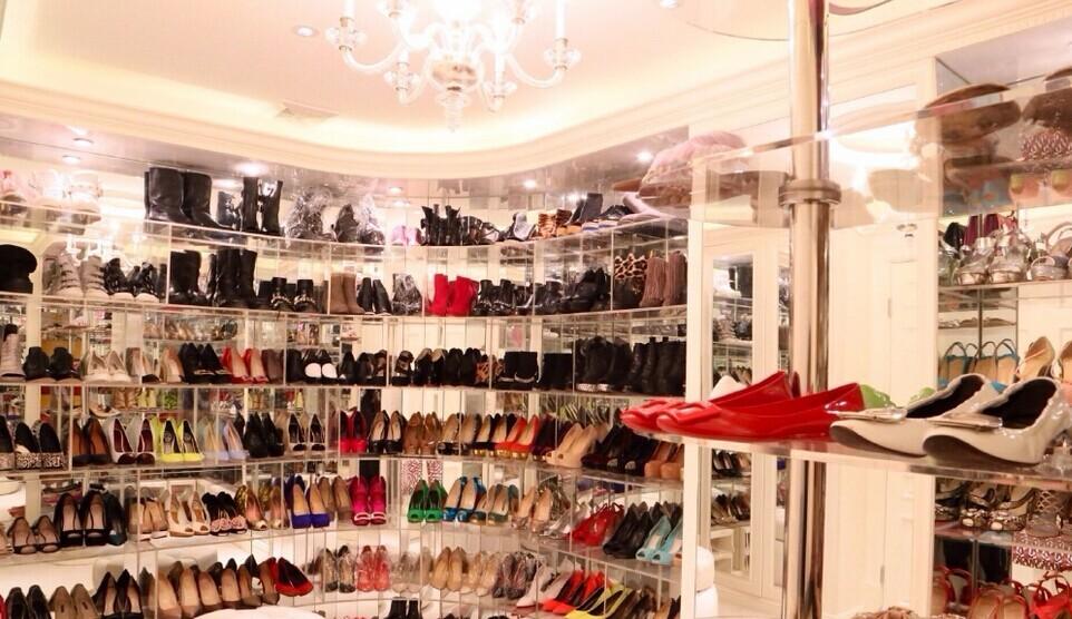 �涾Ů�����ݻ��³��ع� ӵ��Ь����˫