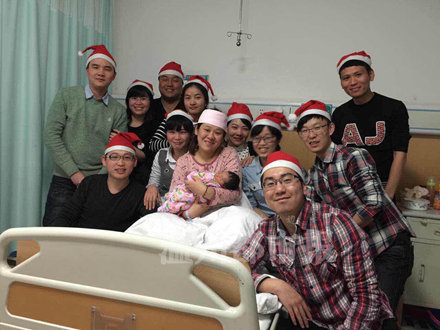 平安夜温州街头人头攒动 财富中心现人工造雪