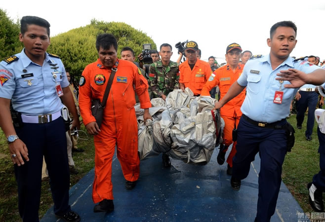 印尼发现失联客机残骸 被打捞上岸