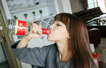 ����У��30���Ӻ�6��׾� ���ƻ�����Ů��