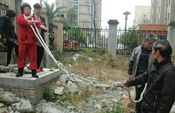 红衣女子麻绳套脖之谜 背后是两年来围墙之争