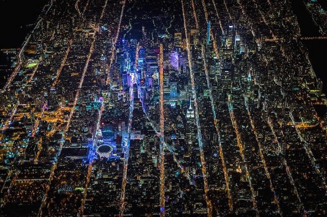 组图：美国摄影师航拍纽约 夜景如“电路板”