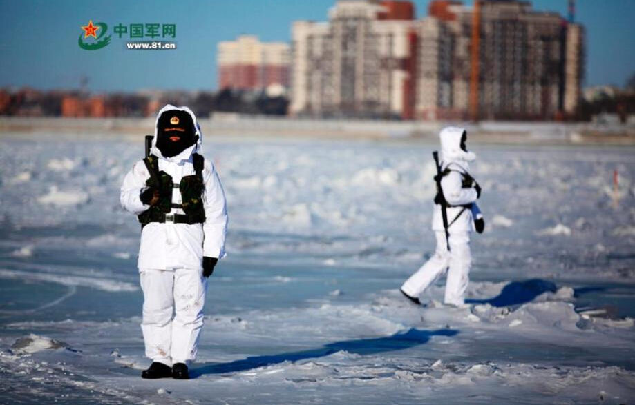 -28℃严寒 驻黑河解放军在中俄界江上巡逻