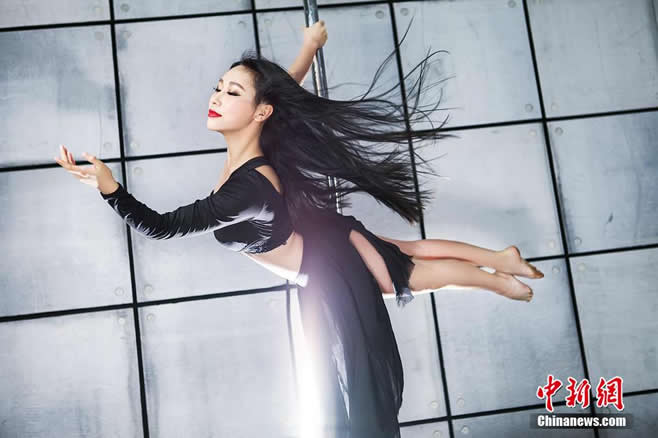 中国钢管舞美女大赛启动 美女秀钢管舞性感绝技