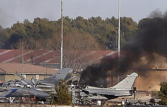 希腊F16战机在西班牙坠毁 10人丧生